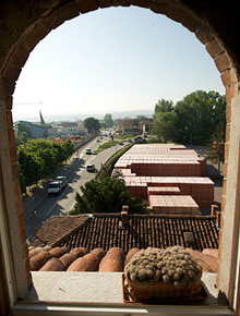 Panoramica sul piazzale di deposito dei laterizi e sugli svincoli che favoriscono la fornace dal punto di vista della logistica Vista sul piazzale di deposito dei laterizi