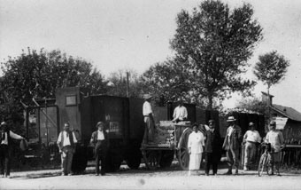 Nella foto: gli artigiani della fornace ai primi del Novecento di fronte ai vagoni del treno: a quel tempo la spedizione dei mattoni era affidata al trasporto su rotaia Artigiani al lavoro nella Fornace Casetta di Alba